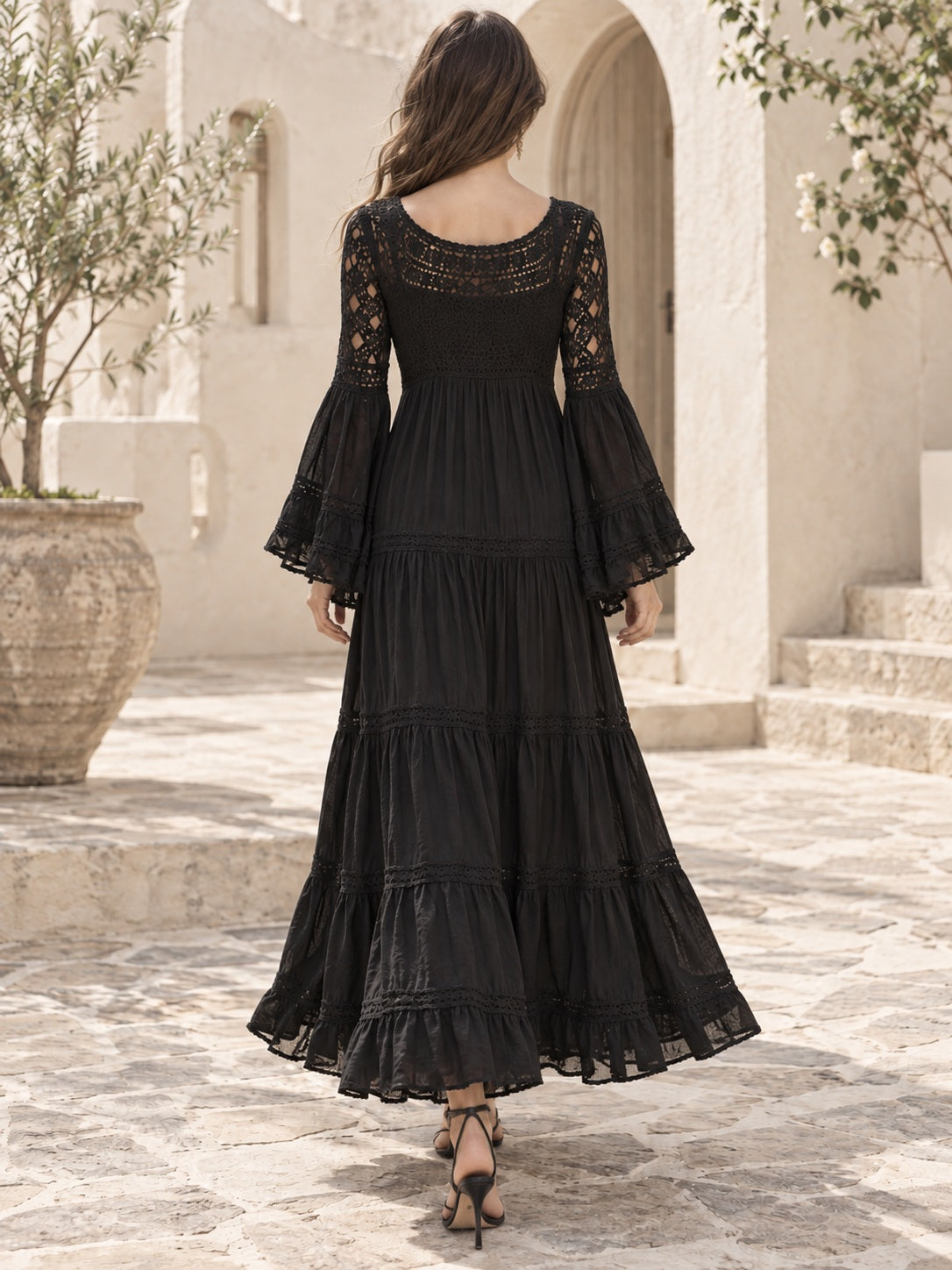 Schwarzes langes Chiffon-Maxikleid im Gothic-Stil mit tiefem Rundhalsausschnitt, Trompetenärmeln und Stufenrock