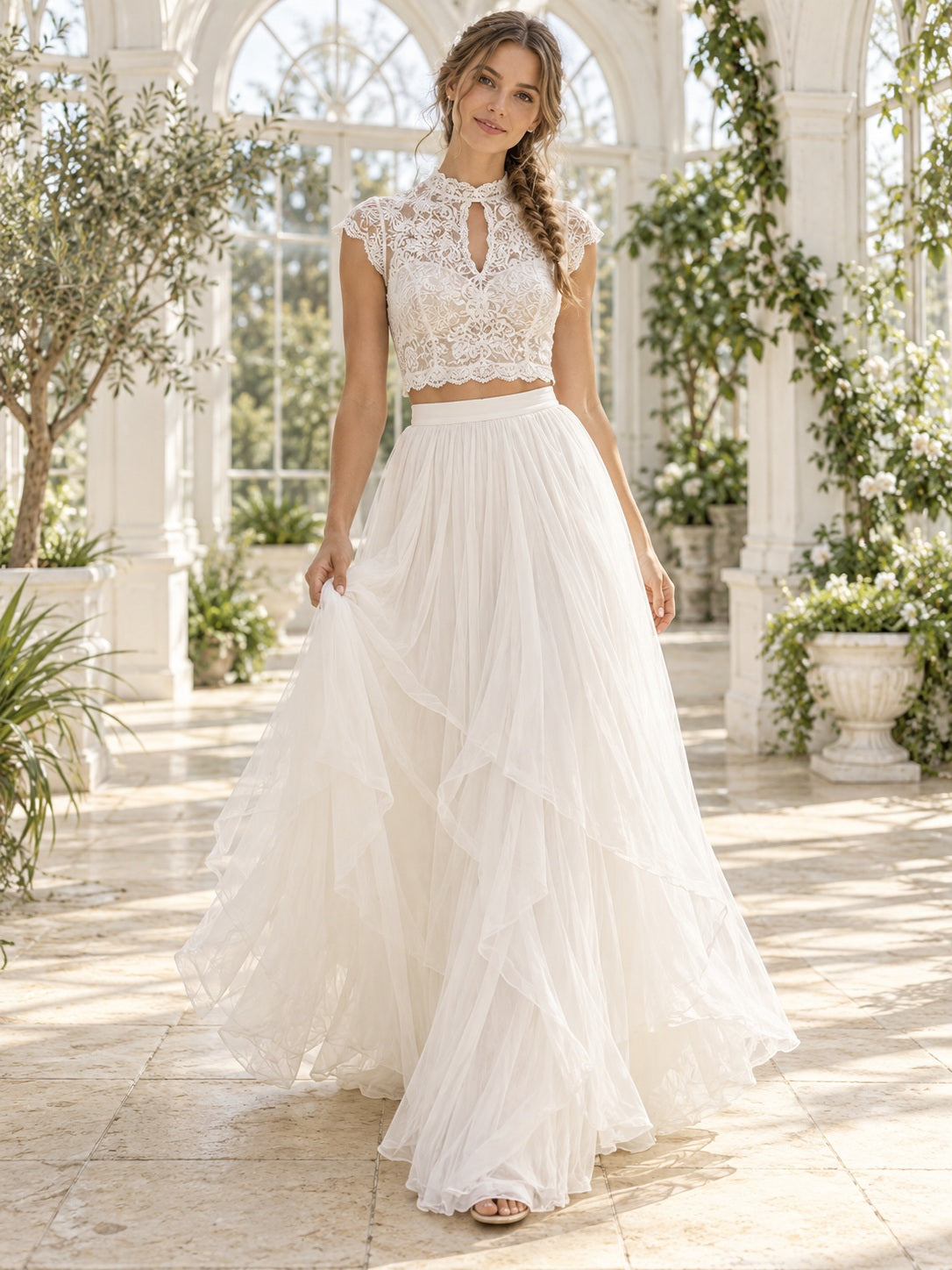 Vestido de novia de tul y encaje en marfil, dos piezas, cuello alto, manga corta y largo hasta el suelo
