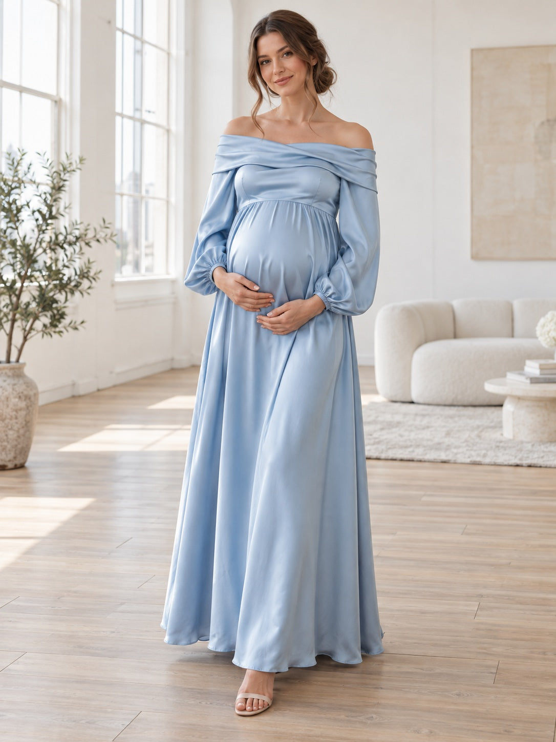 Vestido de gala premamá de satén en azul cielo, corte imperio, hombros descubiertos, manga larga y largo hasta el suelo