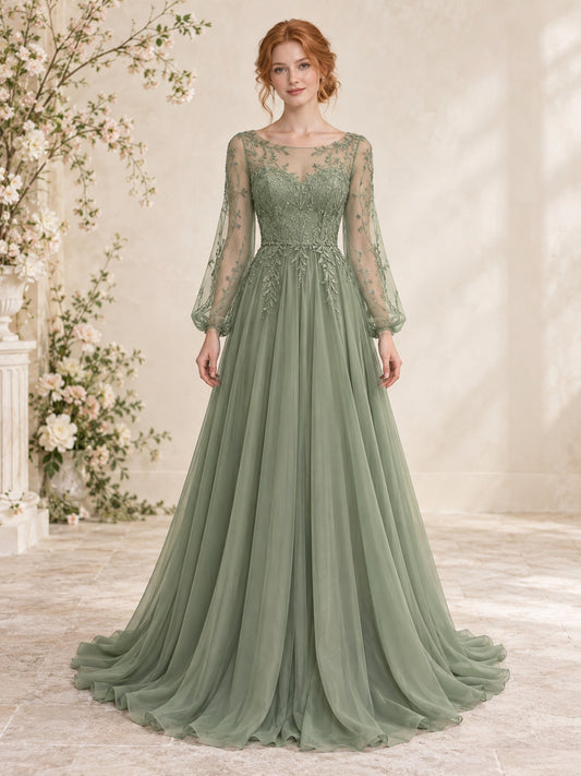Vestido de noche de gasa y encaje en verde salvia, línea A, escote barco, manga larga y cola corta