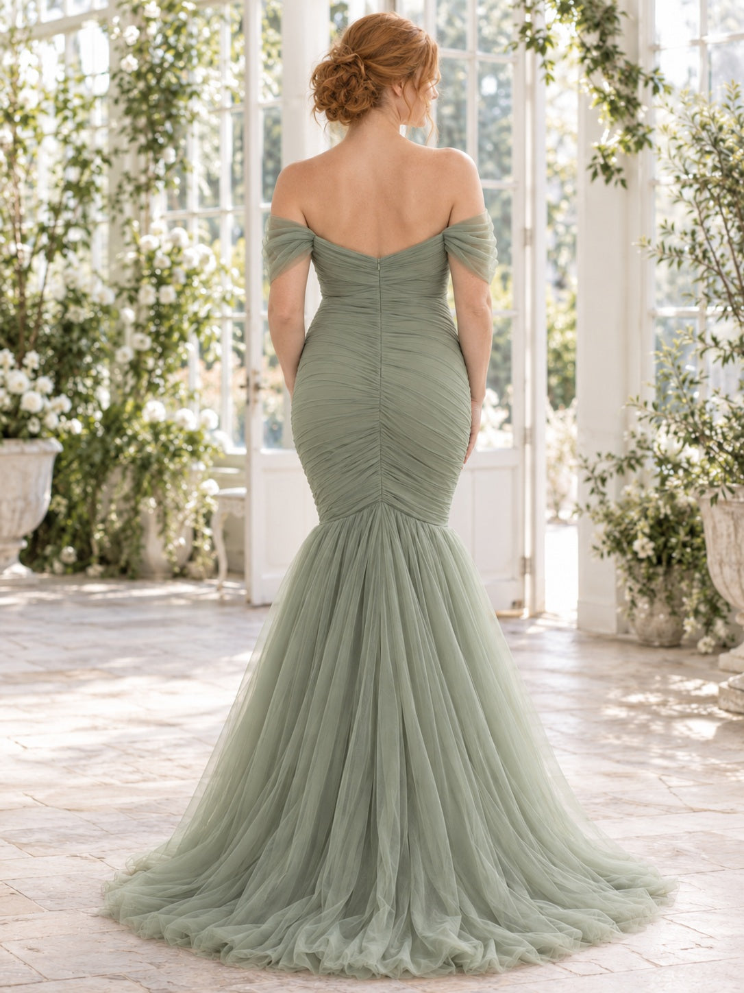 Vestido de noche premamá de tul en verde salvia, corte sirena, hombros descubiertos y escote corazón, manga corta y cola corta