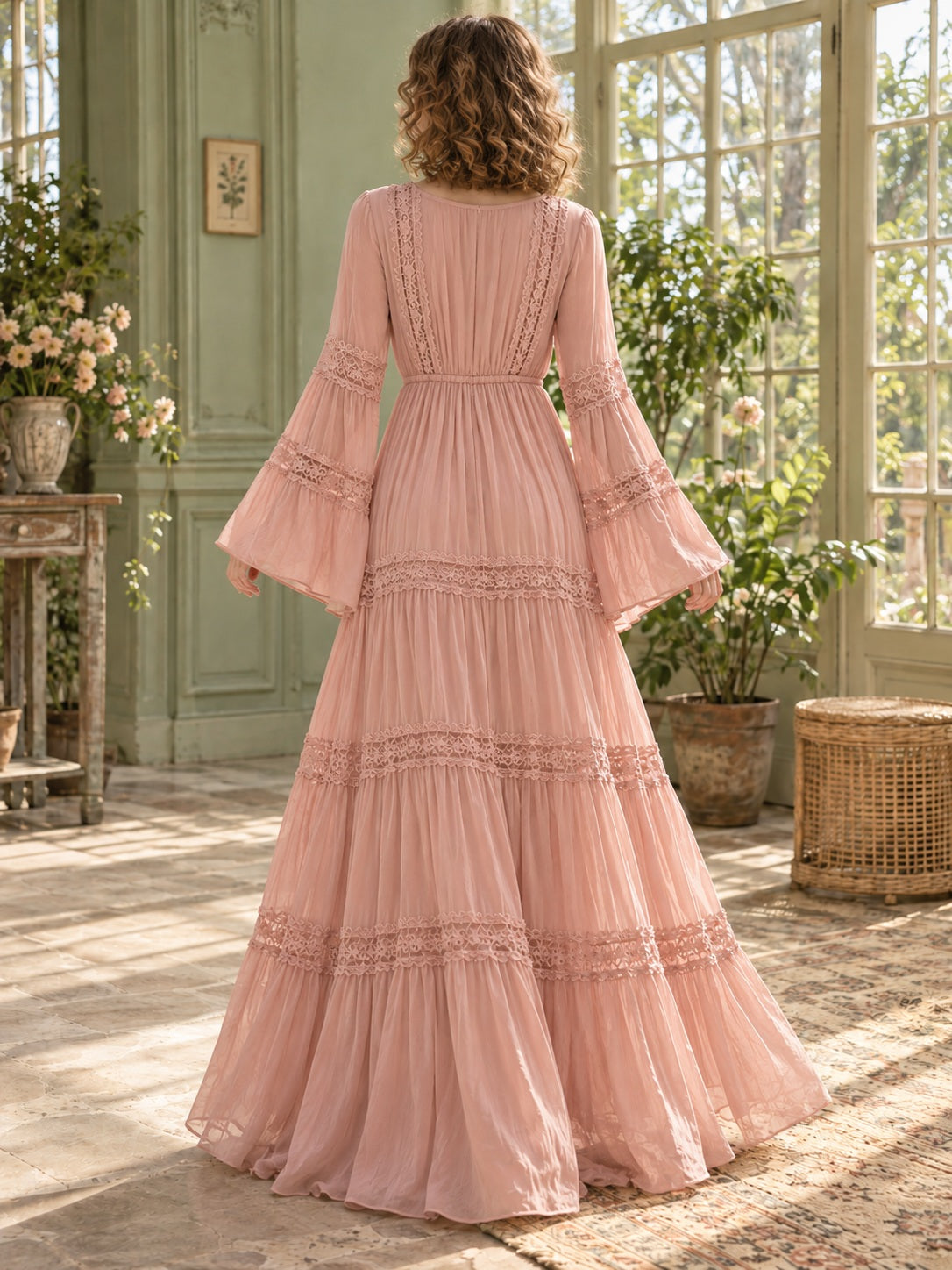 Staubrosa gestuftes Chiffon-Maxikleid im 70er-Jahre-Stil mit langen Glockenärmeln