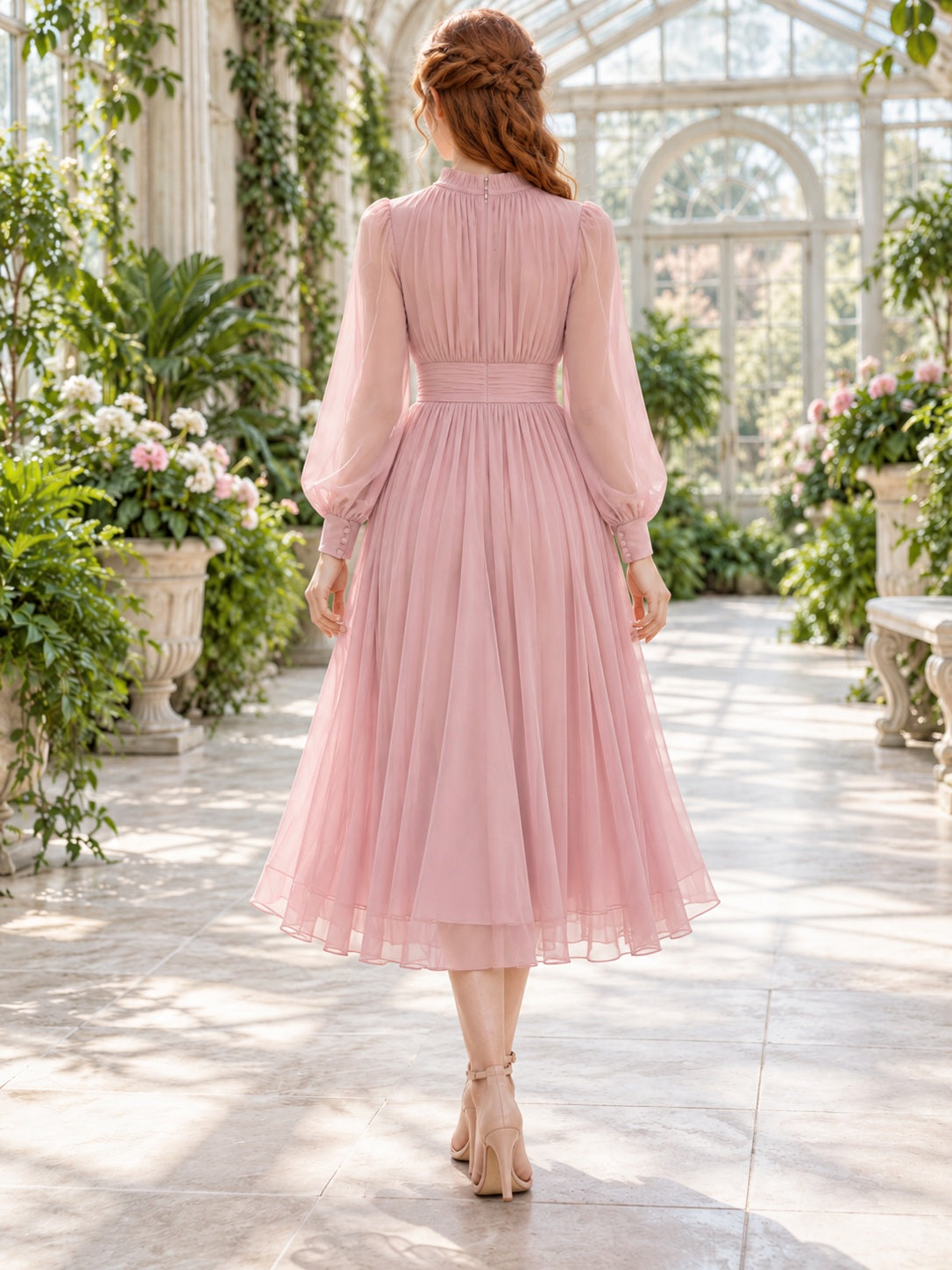 Dezentes, blassrosa, knielanges Abschlusskleid mit hohem Kragen und langen Ärmeln