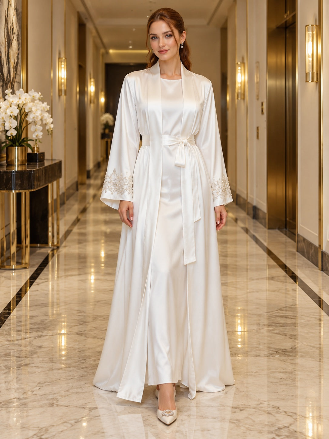 Dezente weiße Satin-Abaya mit langen Glockenärmeln, Spitzenmanschetten und Gürtel