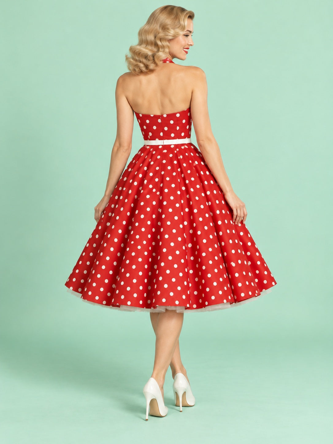 Vintage-Partykleid im A-Linien-Schnitt aus den 1950er-Jahren mit rotem Allover-Punktemuster, Neckholder und Teelänge