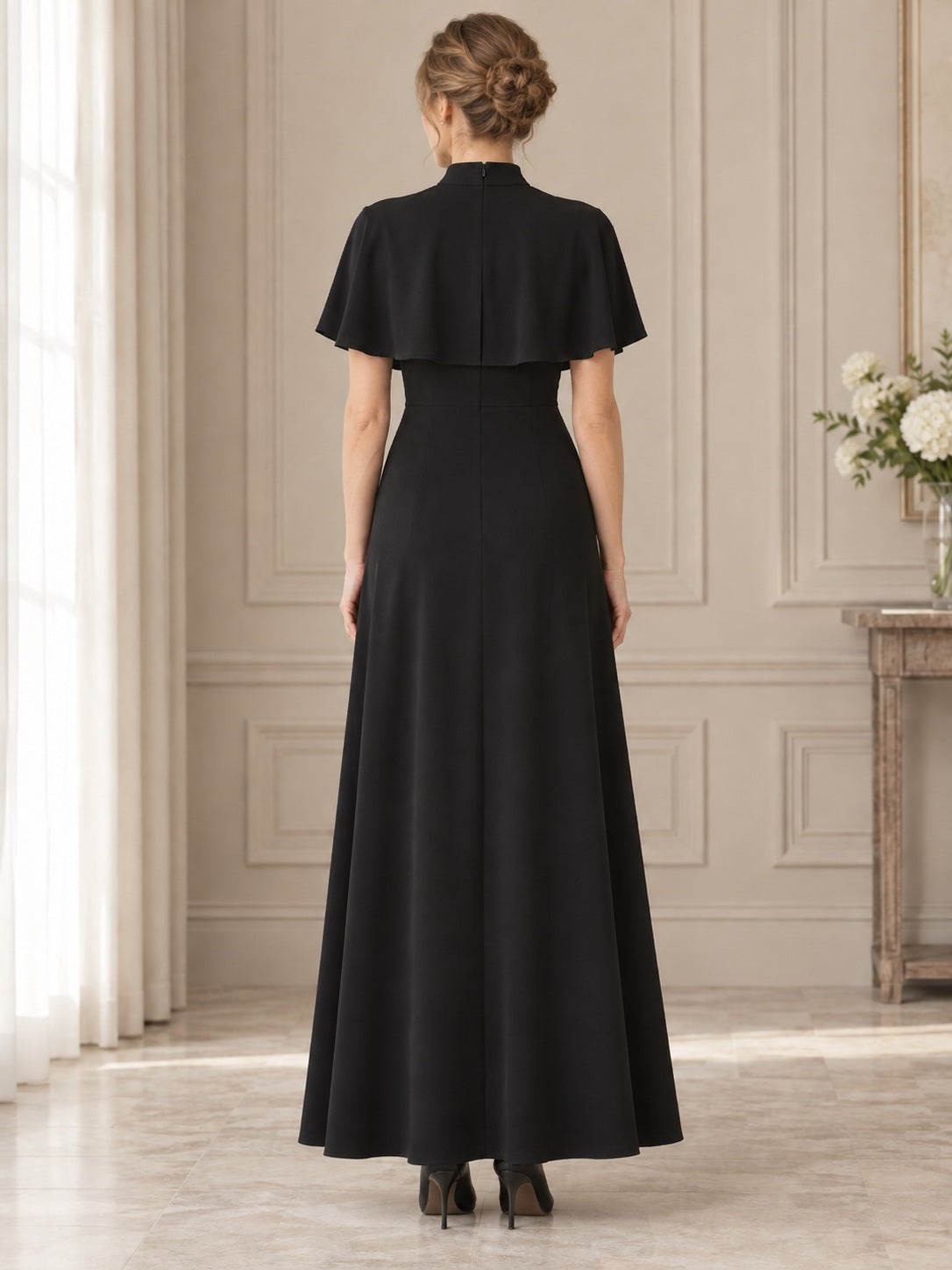 Vestido de gala en negro, línea A, cuello alto, manga corta y largo hasta el suelo