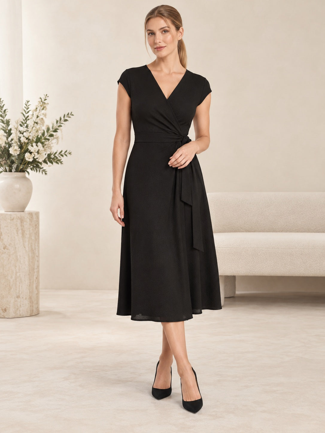 Vestido en negro, línea A, escote en V, manga corta y largo a media pierna
