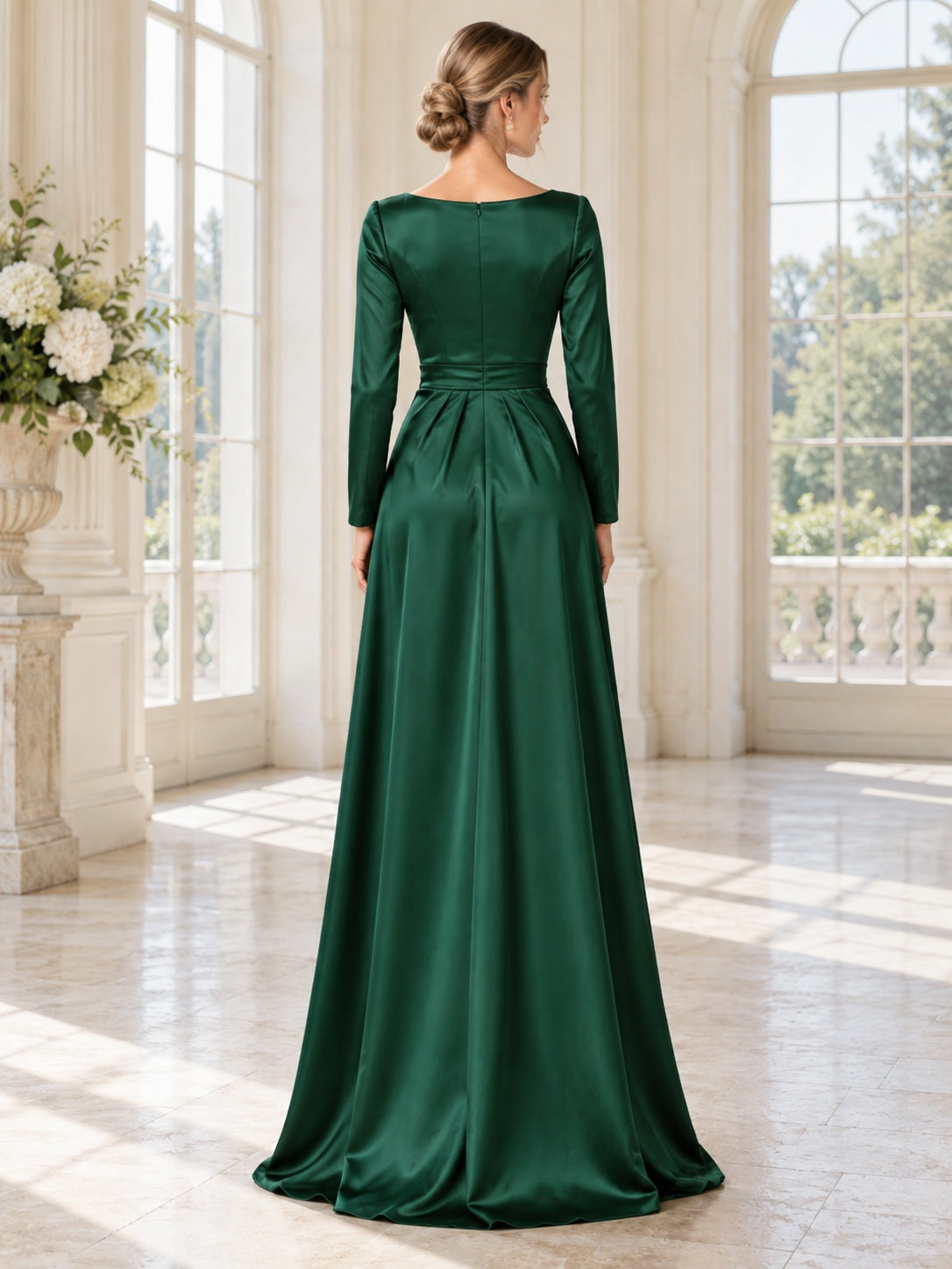 Robe de bal longue en satin vert foncé à manches longues, col bijou et détails froncés