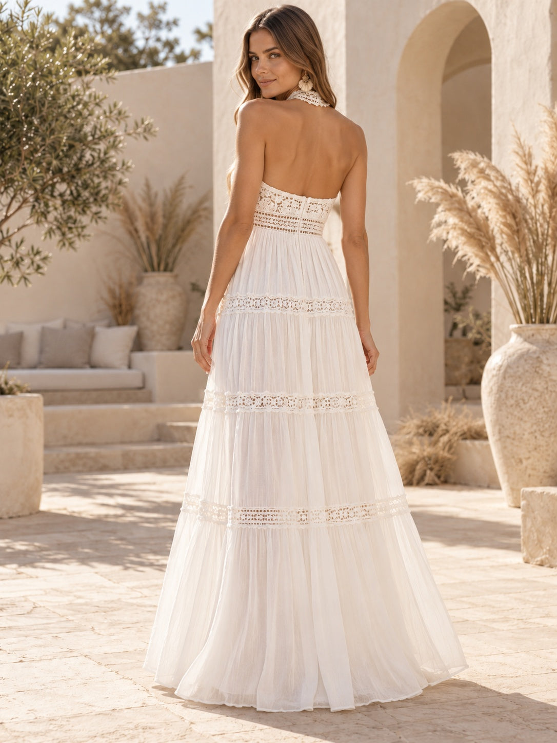 Boho-Brautkleid mit hohem Neckholder-Ausschnitt, geometrischem Spitzeneinsatz und fließendem Rock