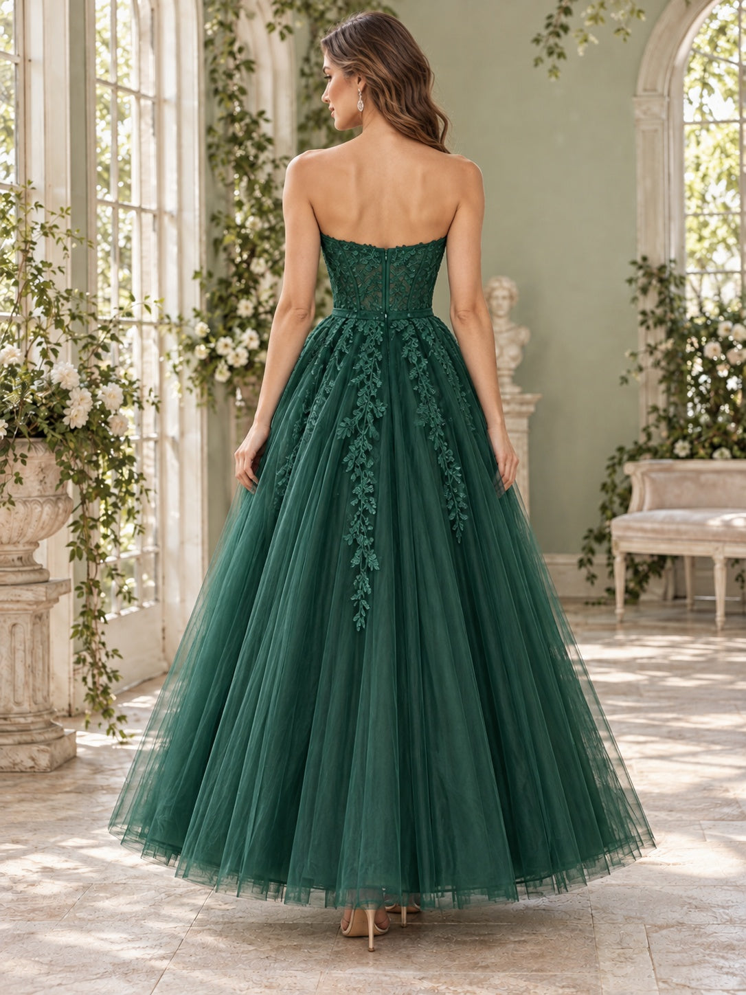 Vintage-Abendkleid in Grün, trägerlos mit Herzausschnitt, floraler Spitze und vollbesetztem Tüllrock