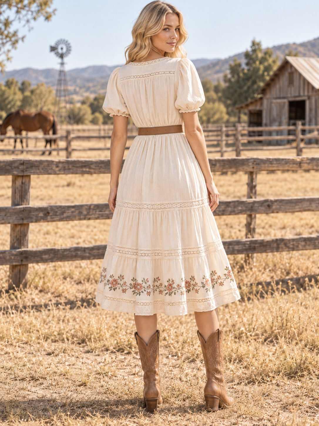 Wadenlanges, elfenbeinfarbenes Western-Kleid mit V-Ausschnitt, Puffärmeln und Blumenstickerei im Landhausstil