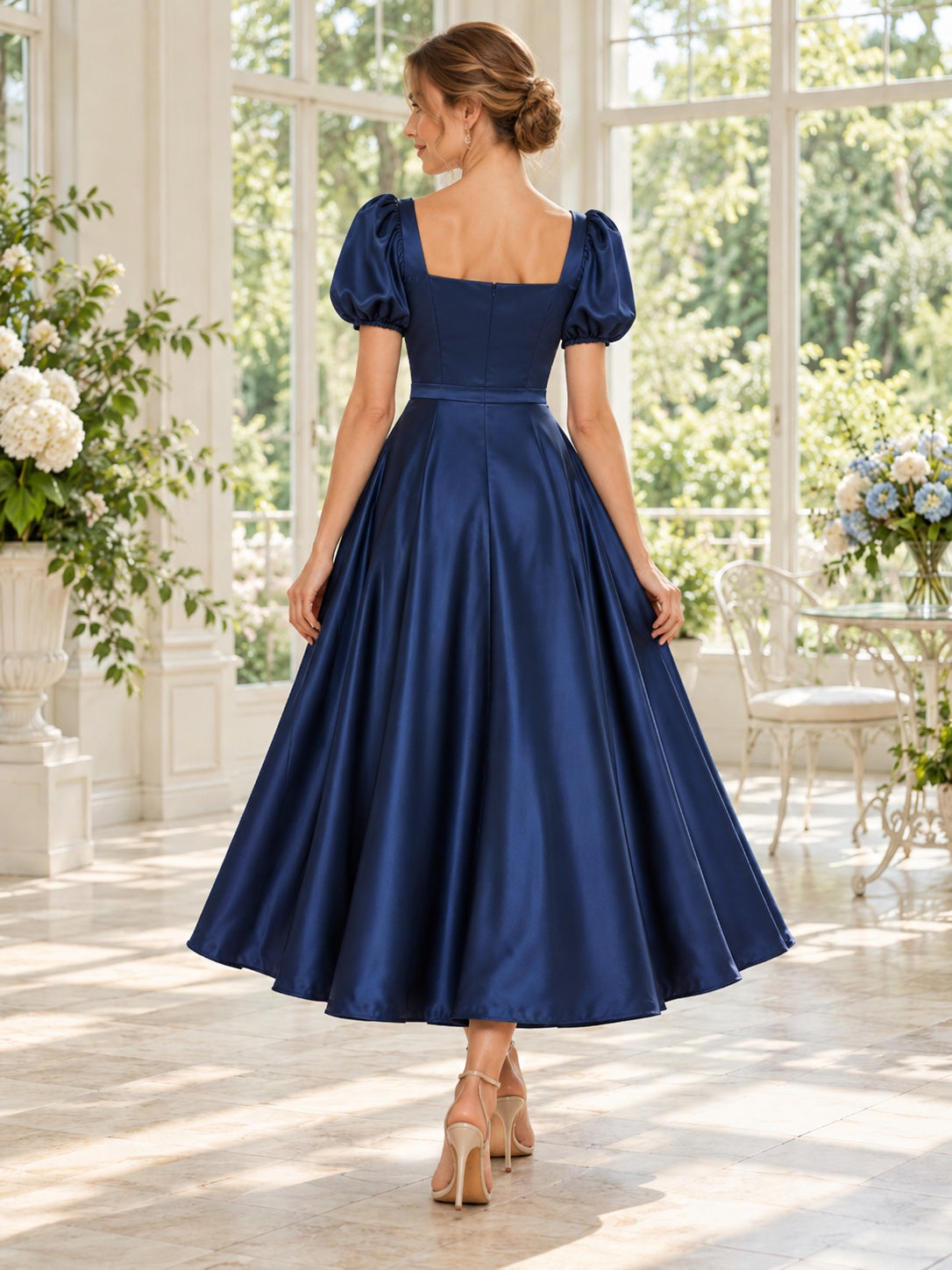Dezentes, dunkelblaues Satin-Midikleid mit eckigem Ausschnitt und Puffärmeln