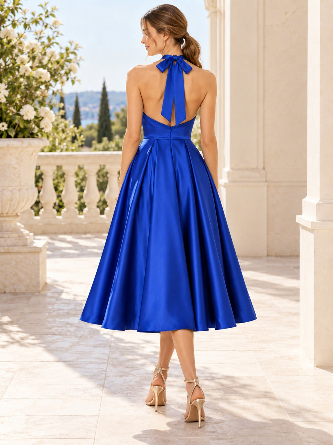 Knielanges Hochzeitsgastkleid aus königsblauem Satin mit Neckholder und Schleife