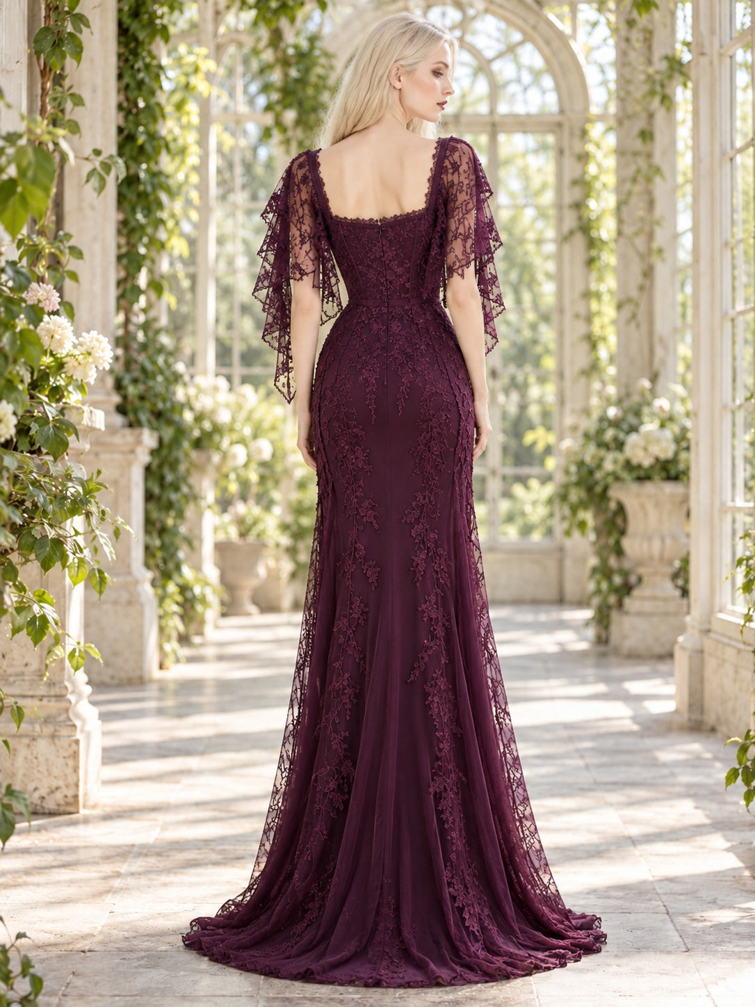 Abendkleid aus Pflaumenstoff mit eckigem Ausschnitt, Flatterärmeln und Spitze