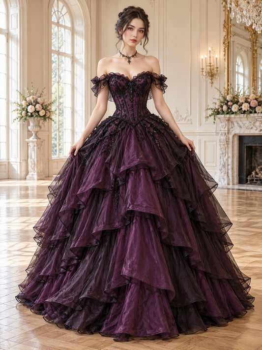 Pflaumenfarbenes Gothic-Ballkleid mit Carmen-Ausschnitt, herzförmigem Dekolleté, Korsettoberteil und gestuftem Rock