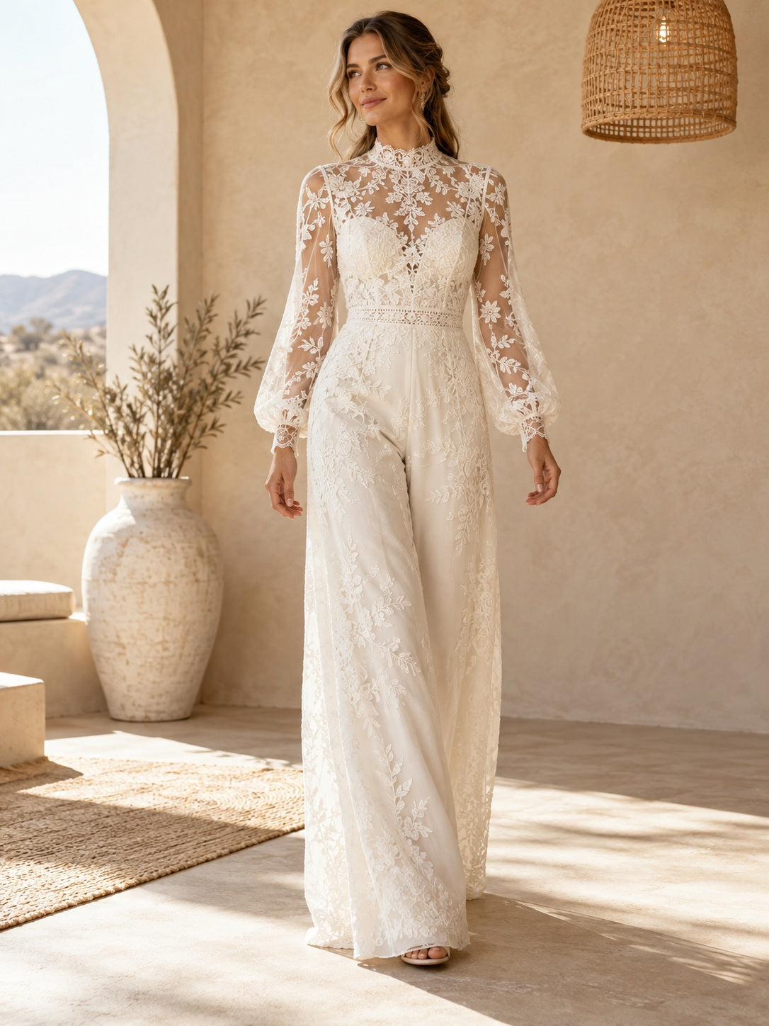 Combinaison de mariée romantique bohème, pudique, à col montant, manches longues, dentelle à motifs et jambes larges