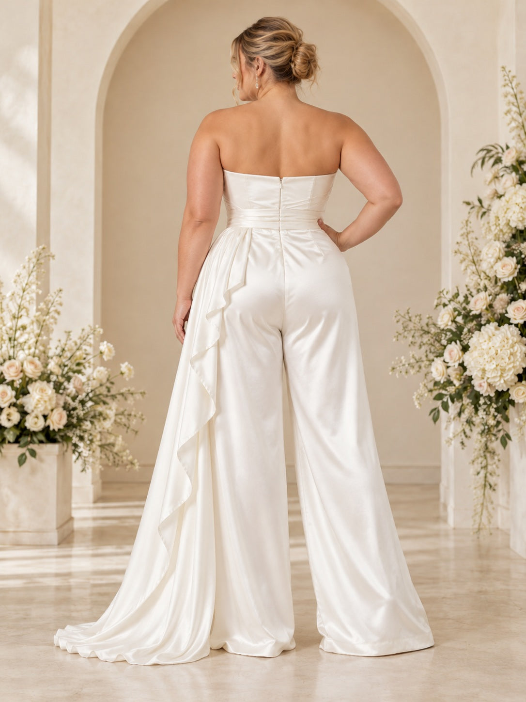 Combinaison de mariée grande taille simple bustier cœur en satin froncé drapé sur le côté à jambe large