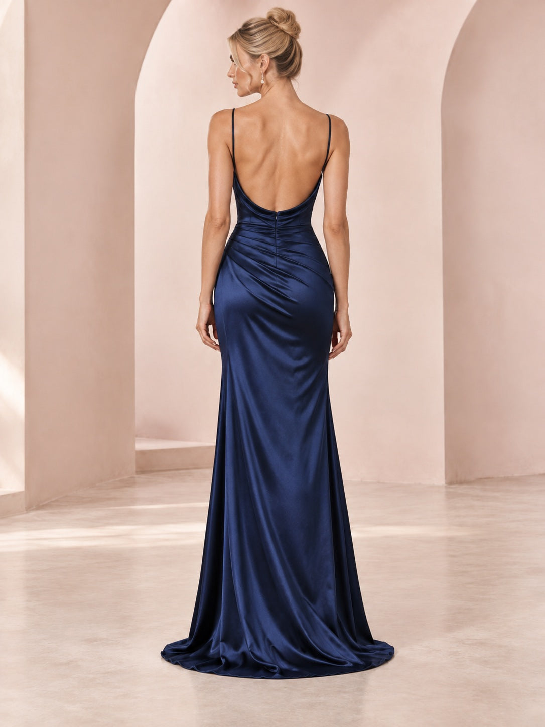 Vestido de noche de satén en azul marino oscuro, corte recto, escote drapeado, tirantes finos, largo hasta el suelo