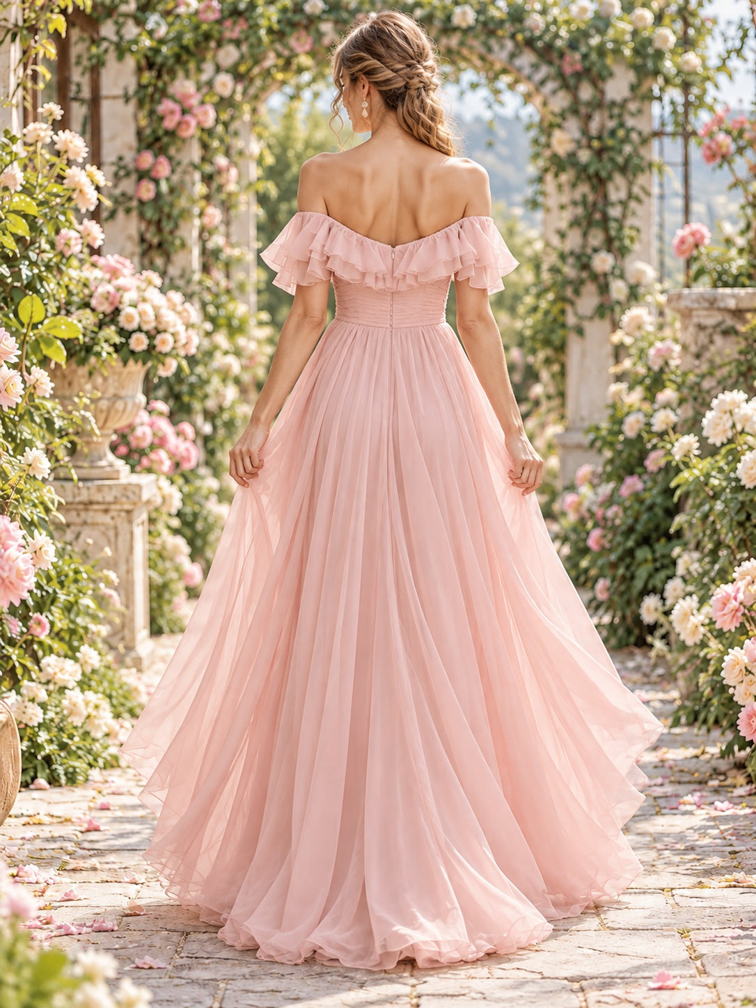 Sommerliches, zartrosa, schulterfreies, gerüschtes A-Linien-Abendkleid aus Chiffon mit Raffungen und fließendem Fall
