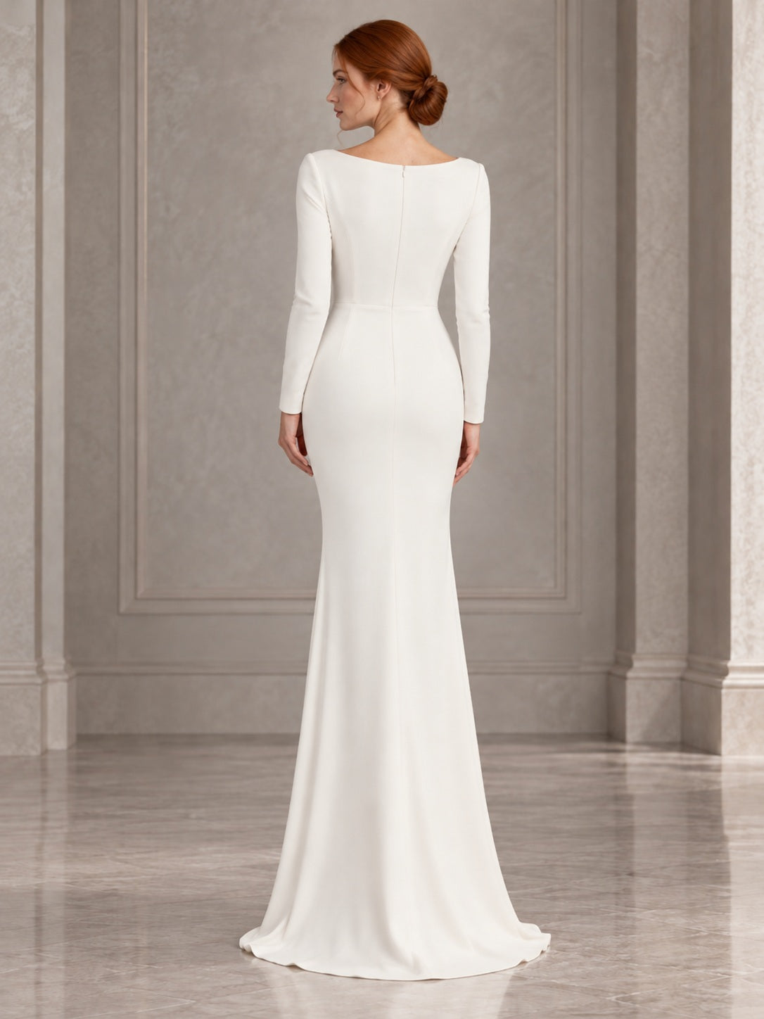 Schlichtes, dezentes, bodenlanges Brautkleid aus glattem Krepp mit langen Ärmeln, Bateau-Ausschnitt und Etuikleid-Silhouette – minimalistisch