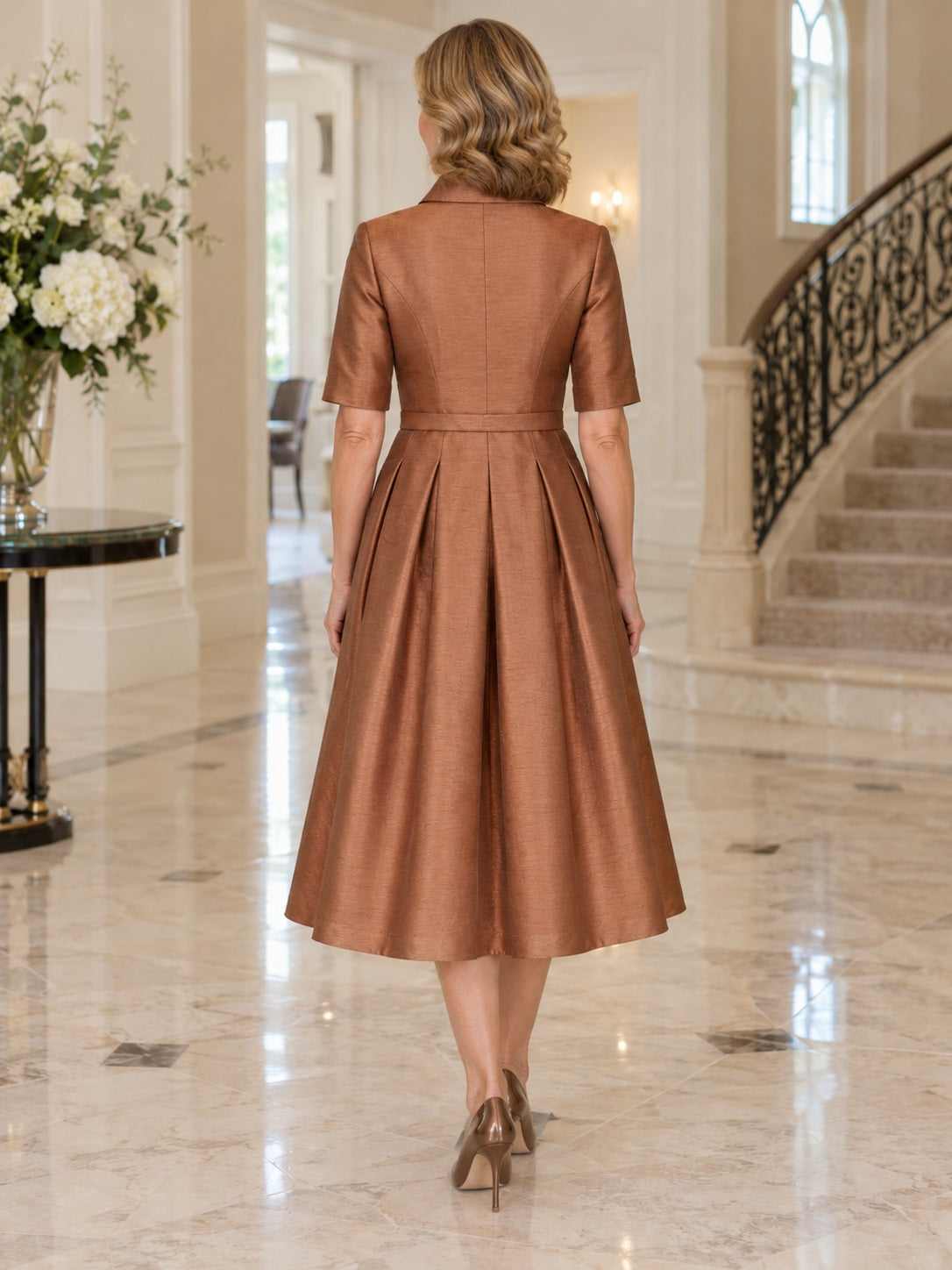Robe trapèze simple et pudique pour maman, longueur thé, marron, à col, manches mi-longues, plissée, ceinturée, en shantung