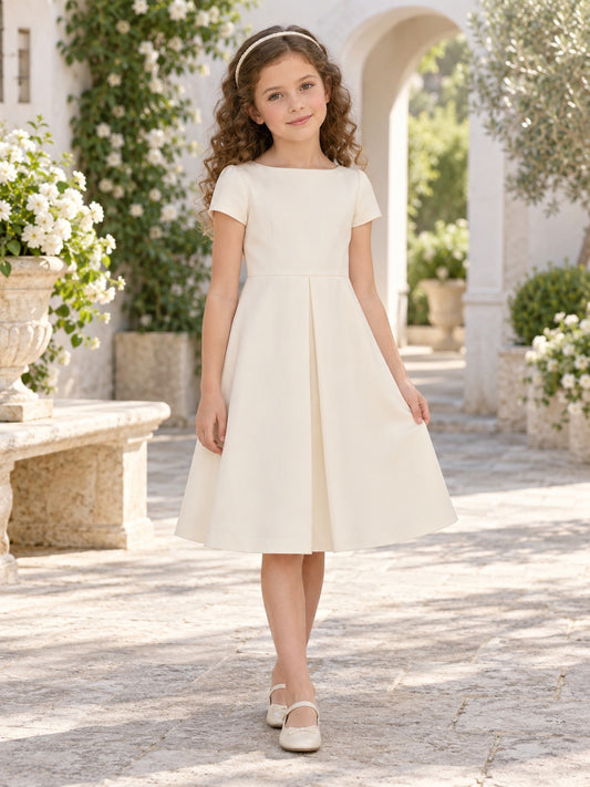 Robe de demoiselle d'honneur sobre et simple, couleur ivoire, longueur genou, encolure bateau, coupe compacte, manches courtes, plissée, zippée, de coupe trapèze