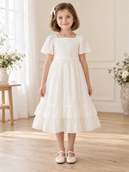 Robe de demoiselle d'honneur sobre et simple, blanche, longueur thé, à encolure carrée, manches cloche transparentes, double volant et coupe trapèze froncée