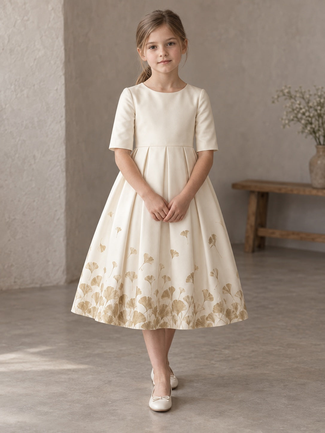 Vestido de niña de arras de satén en crema, línea A, escote redondo cerrado, media manga y largo a media pierna