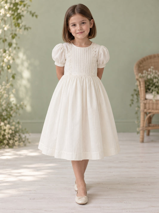 Robe de demoiselle d'honneur simple et pudique longueur thé ivoire à manches courtes bouffantes bordure verticale en dentelle à bijoux pinçonnée froncée boutonnée dans le dos