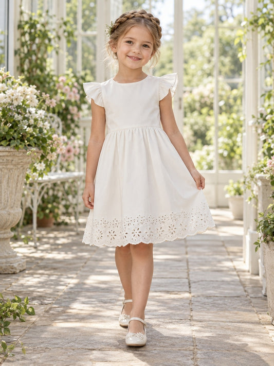 Robe de demoiselle d'honneur simple et pudique ivoire longueur genou à bijoux large à manches papillon grandes marguerites ajourées bord festonné froncée zippée coupe trapèze