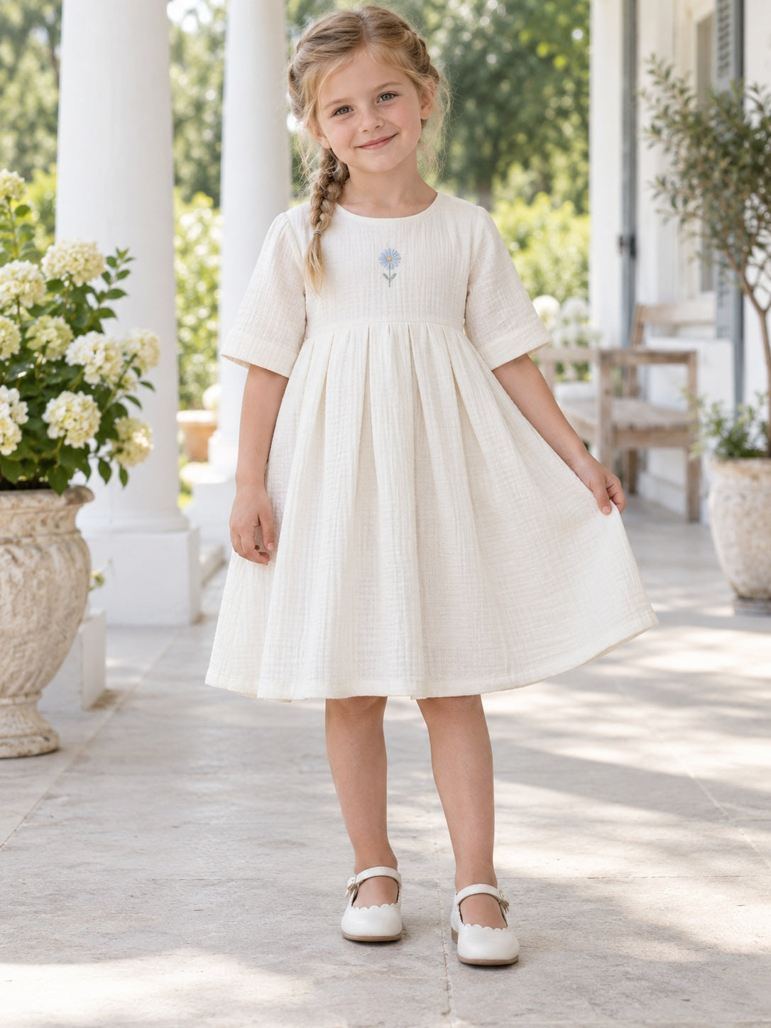 Robe de demoiselle d'honneur simple, champêtre et modeste, ivoire, coupe empire à fleurs bleues, encolure ronde, manches courtes, plissée avec dos boutonné