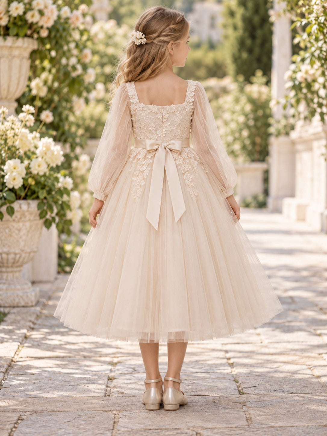 Robe de demoiselle d’honneur à fleurs, en tulle champagne, coupe trapèze longueur midi, avec encolure carrée, manches longues bouffantes, nœud en satin et appliqués floraux