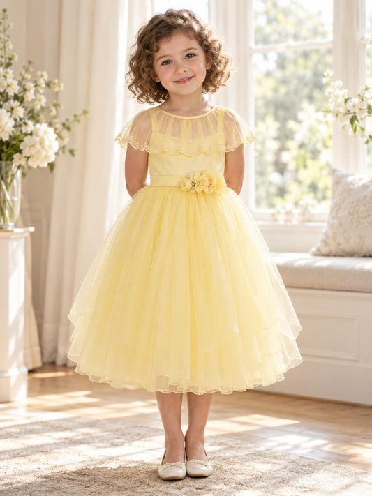 Robe de demoiselle d’honneur enfant à fleurs, coupe trapèze longueur midi, en tulle et satin superposés, avec capelette festonnée et rose à la taille, couleur jonquille