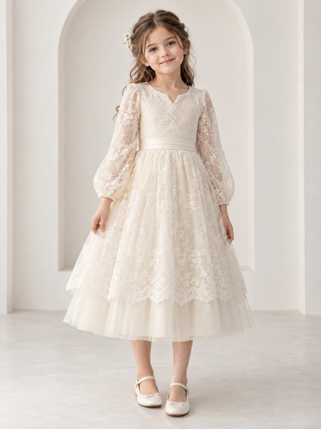 Robe de demoiselle d’honneur à fleurs couleur crème, longueur mi-mollet, manches longues, col cranté, poignets bishop en dentelle festonnée, superposition plissée et ceinture à nouer