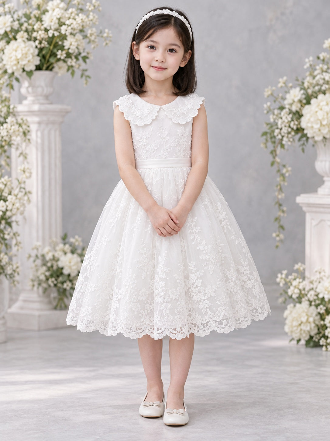 Knielanges weißes Blumenmädchenkleid in A-Linie aus Spitze und Satin mit Schmuckkragen in Wellenoptik, ärmellos, gerafftem Rock, Satinschleife und Reißverschluss