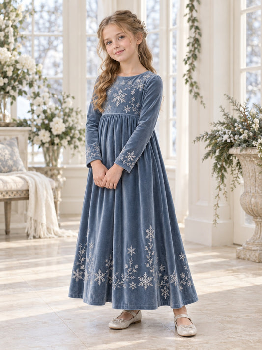 Vestido de niña de arras de terciopelo en azul pizarra, línea A, escote redondo cerrado, manga larga y largo al tobillo