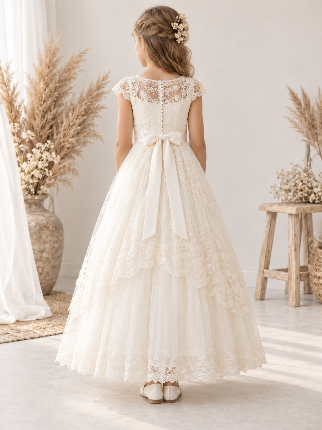 Robe de première communion vintage ivoire à encolure bateau, manches cape en dentelle et jupe à volants
