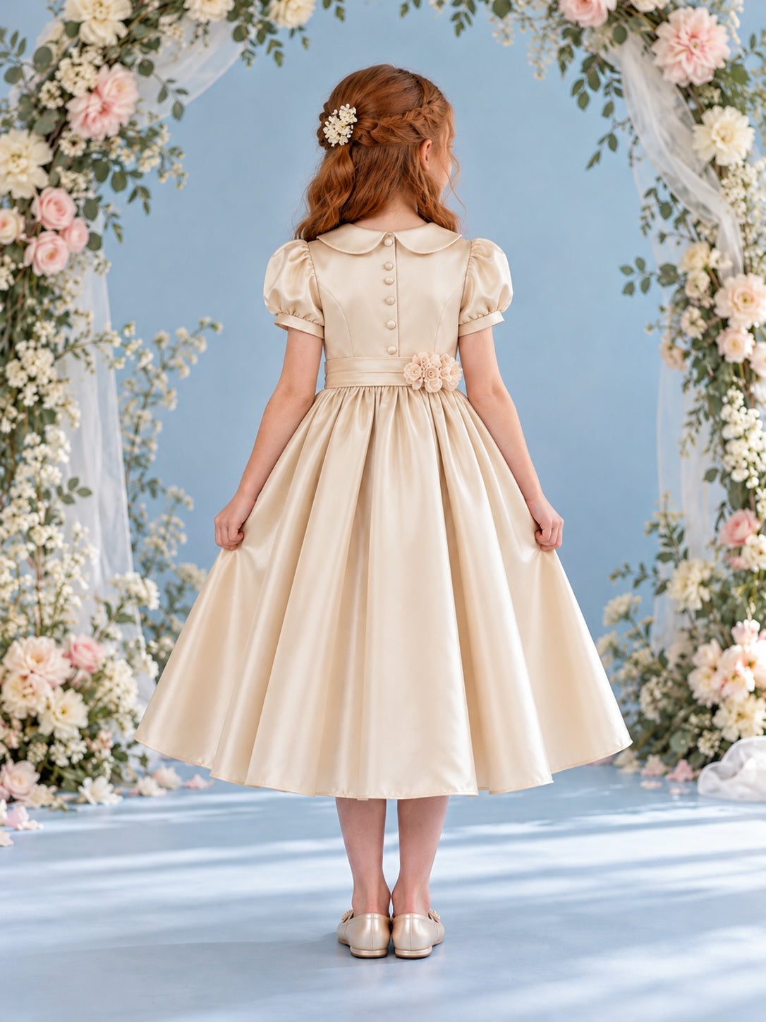 Blumenmädchenkleid in Champagner mit Peter-Pan-Kragen, Puffärmeln, Blumenmuster und betonter Taille