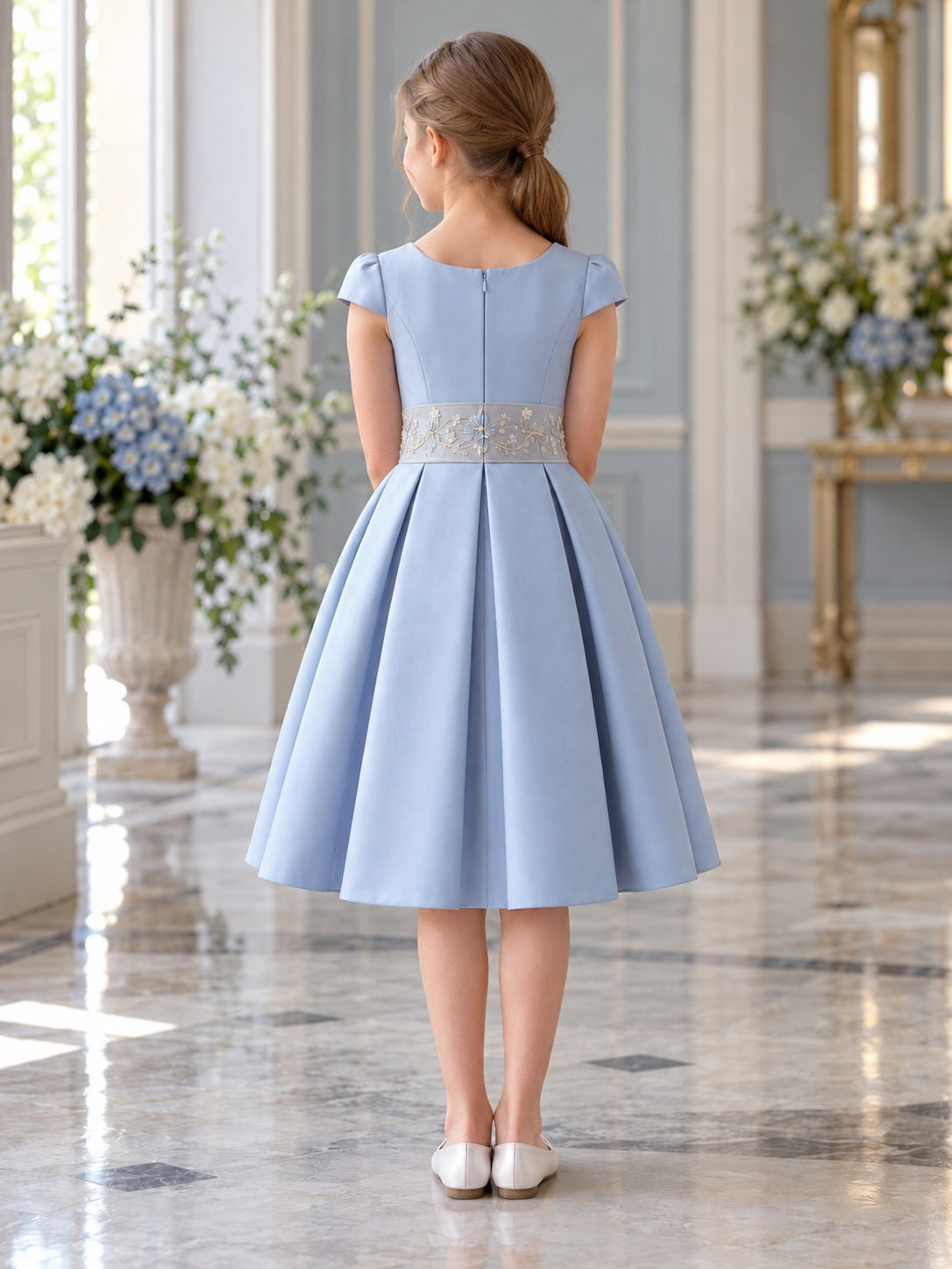 Himmelblaues Blumenmädchenkleid mit verzierten Schärpen und Flügelärmeln in Plissee-Optik