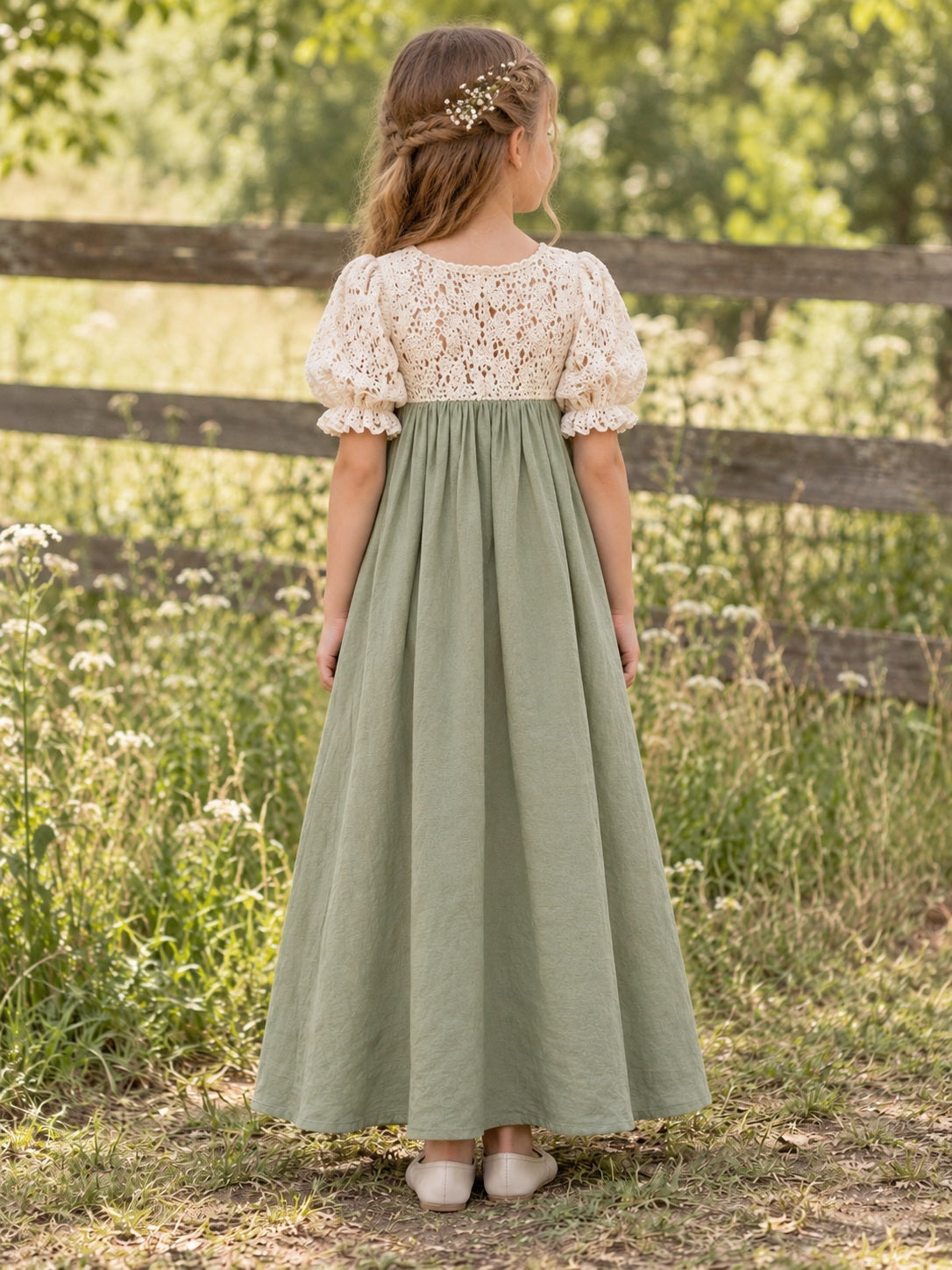 Langes, dezentes Boho-Blumenmädchenkleid aus Leinen mit Häkelspitze und Puffärmeln in Salbei und Creme