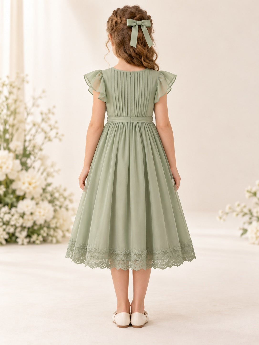 Teelanges, salbeifarbenes Blumenmädchenkleid mit Rundhalsausschnitt, Flatterärmeln und Bundfalten