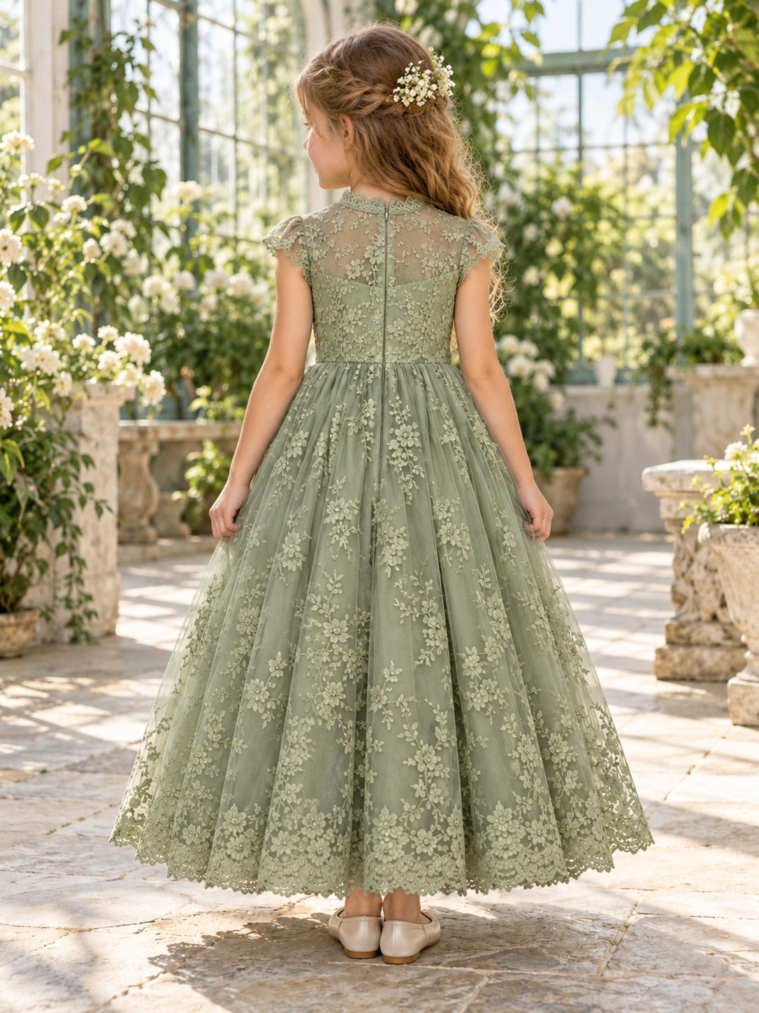 Vestido de niña de arras de encaje y tul en verde salvia, línea A, cuello alto, manga corta y largo al tobillo