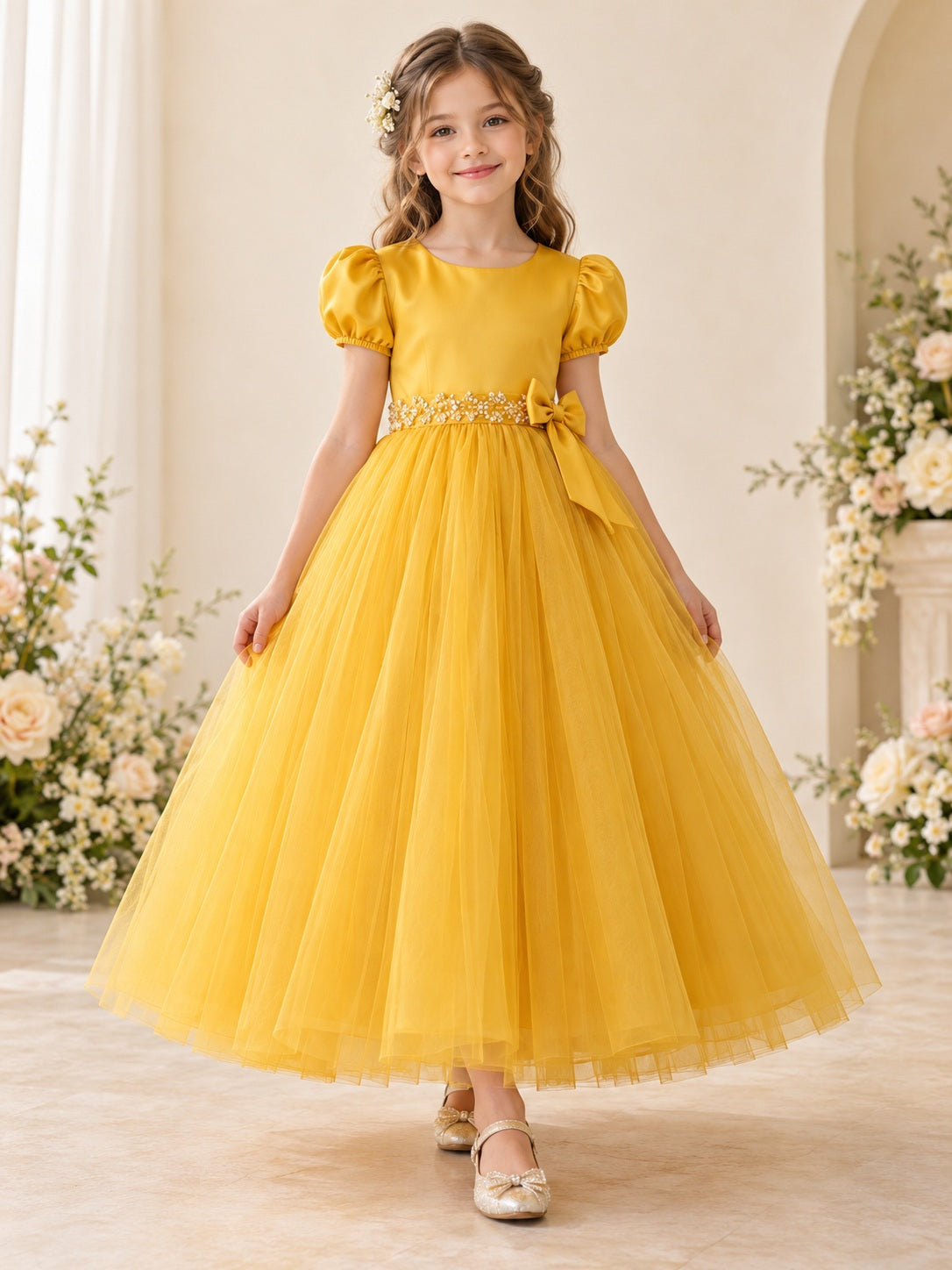 Vestido de niña de arras de satén y tul en amarillo narciso, línea A, escote redondo cerrado, manga corta y largo al tobillo