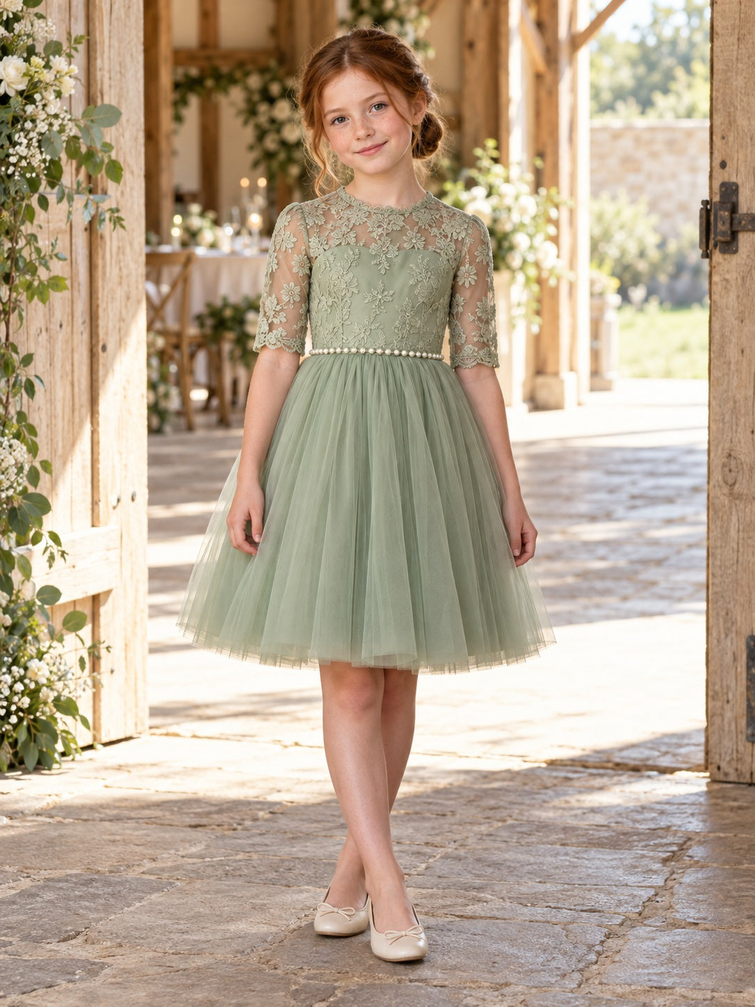 Vestido de niña de arras de encaje y tul en verde salvia, línea A, escote a la caja, manga al codo, largo a la rodilla