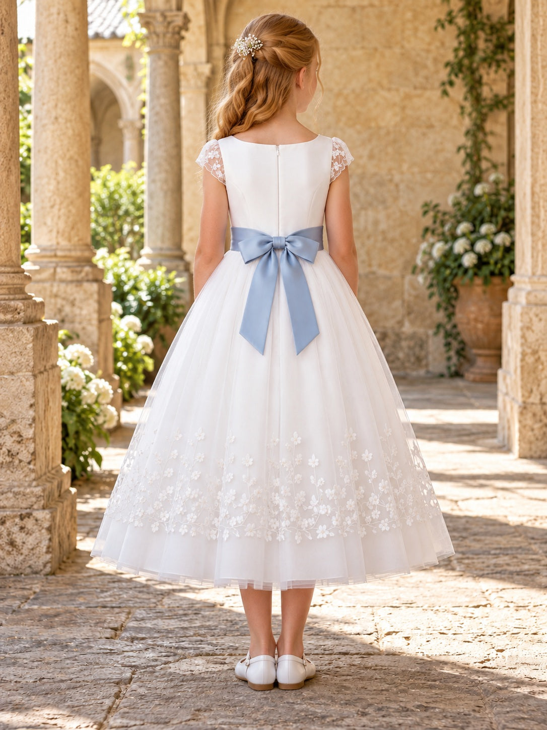 Vestido de primera comunión de tul y encaje en blanco, línea A, escote a la caja, manga corta, largo a media pierna, estilo recatado
