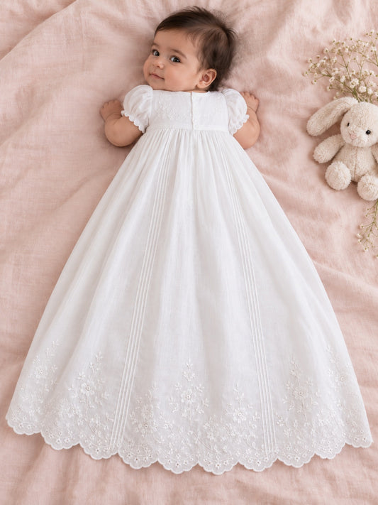 Langes Vintage-Baby-Taufkleid in Weiß mit Puffärmeln, Blumen-Lochstickerei und Bogenkante
