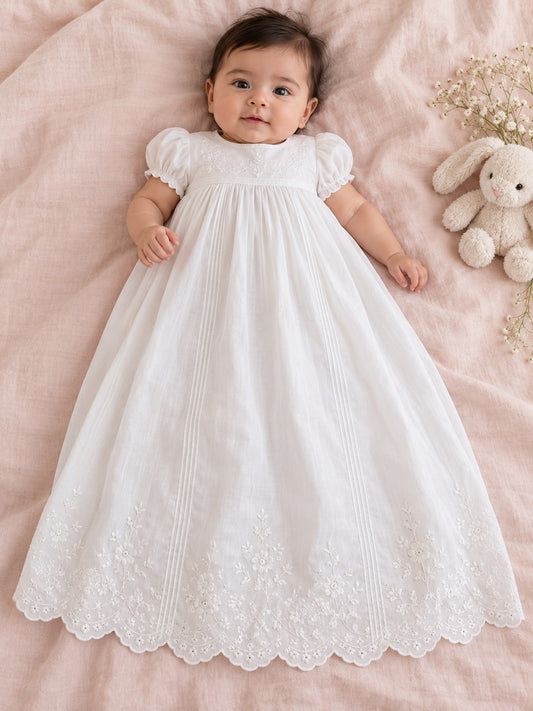 Langes Vintage-Baby-Taufkleid in Weiß mit Puffärmeln, Blumen-Lochstickerei und Bogenkante