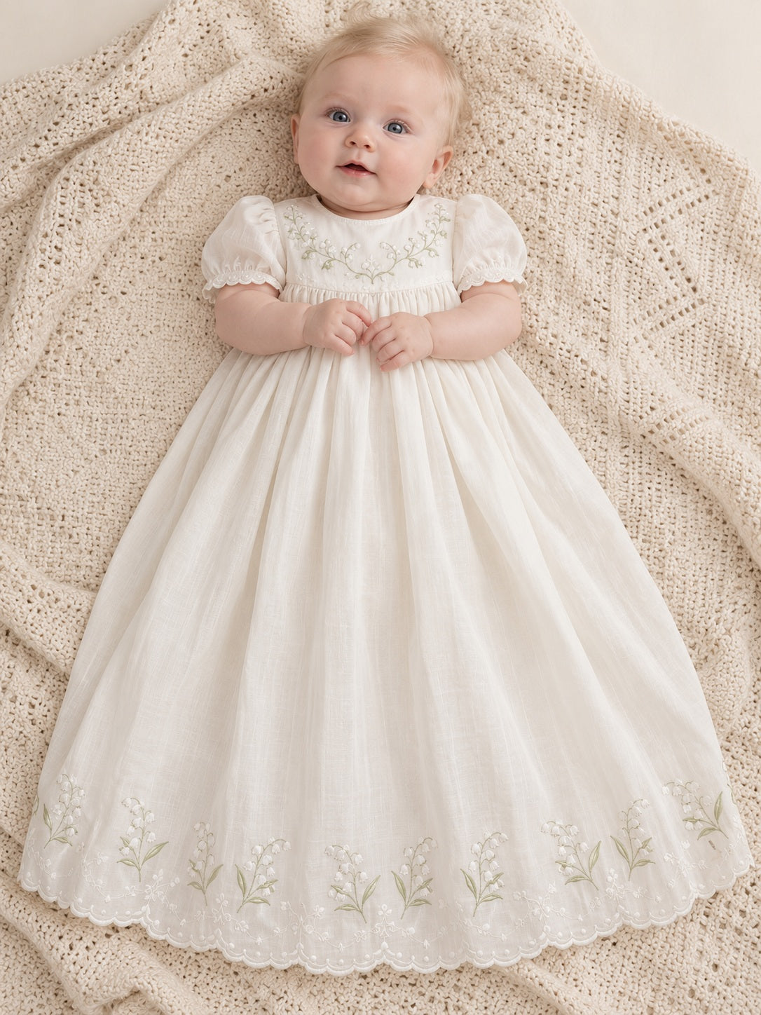 Robe de baptême longue vintage ivoire pour bébé, à manches courtes bouffantes et ornée de motifs floraux en rameaux