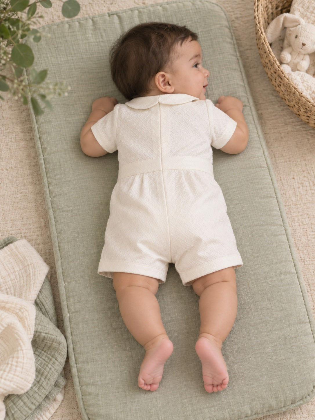 Barboteuse de baptême vintage ivoire pour bébé, à manches courtes, avec plastron arrondi et plis creux