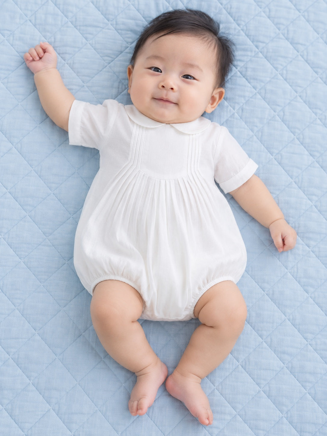 Vintage weißer Baby-Taufstrampler mit halben Ärmeln, eckigem Latz und Biesen